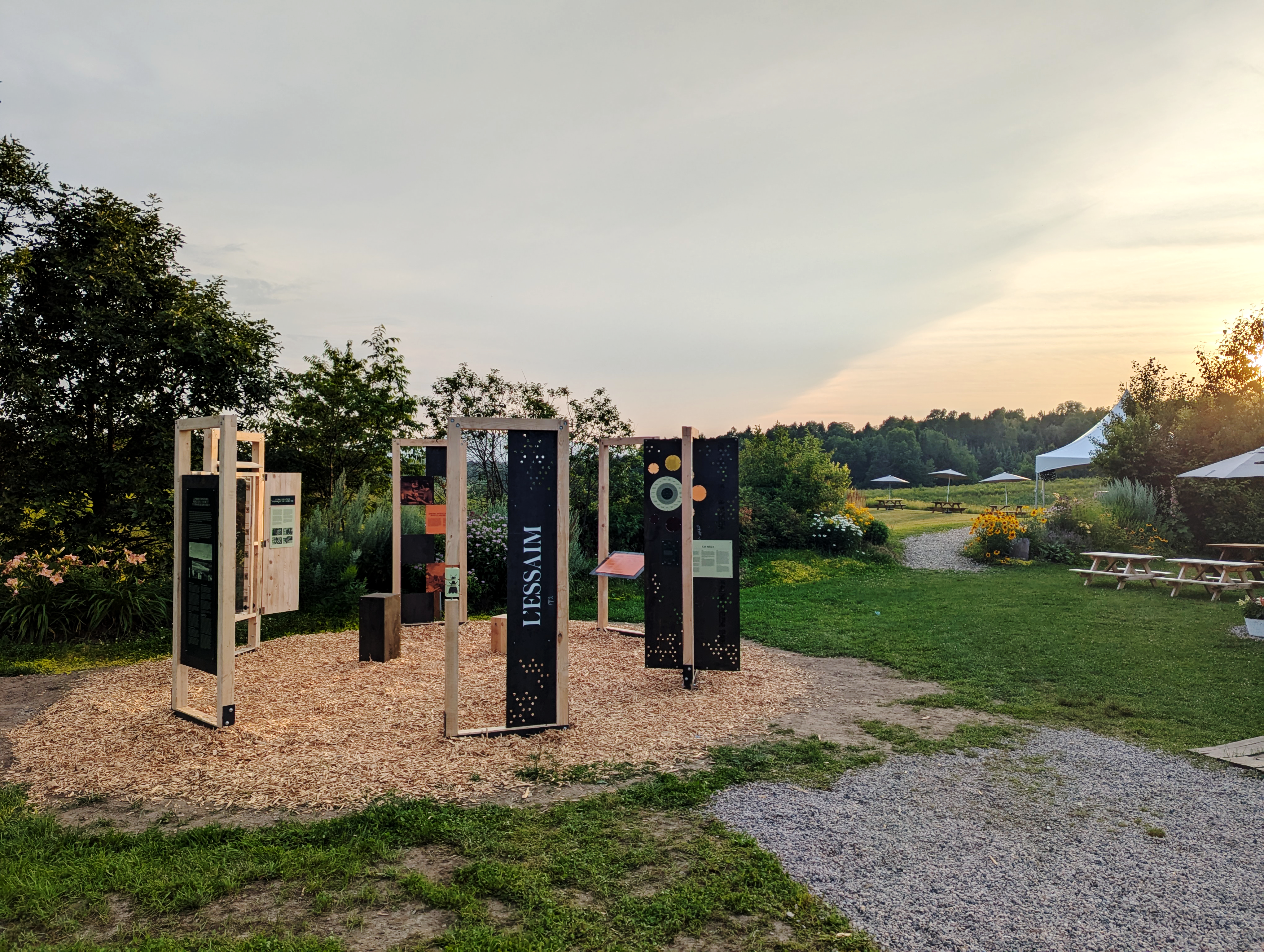 Photo de l'installation associé à l'application de réalité augmenté